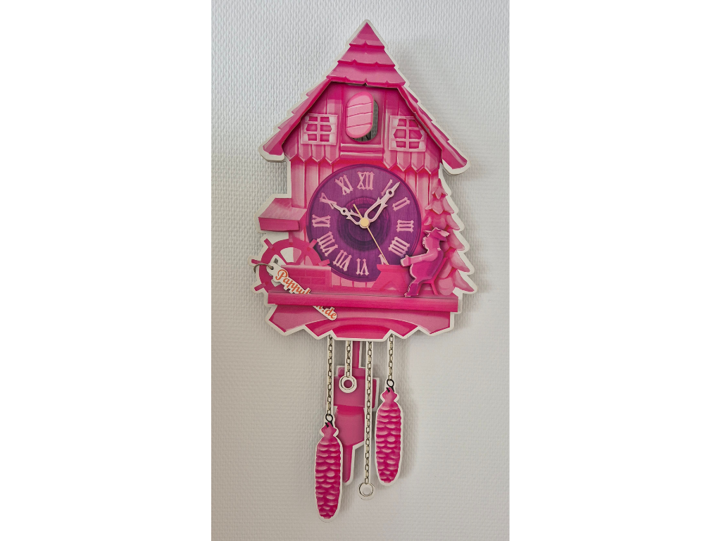 Pinke Kuckucksuhr mit Schlagwerk im modernen Design aus dem Schwarzwald.