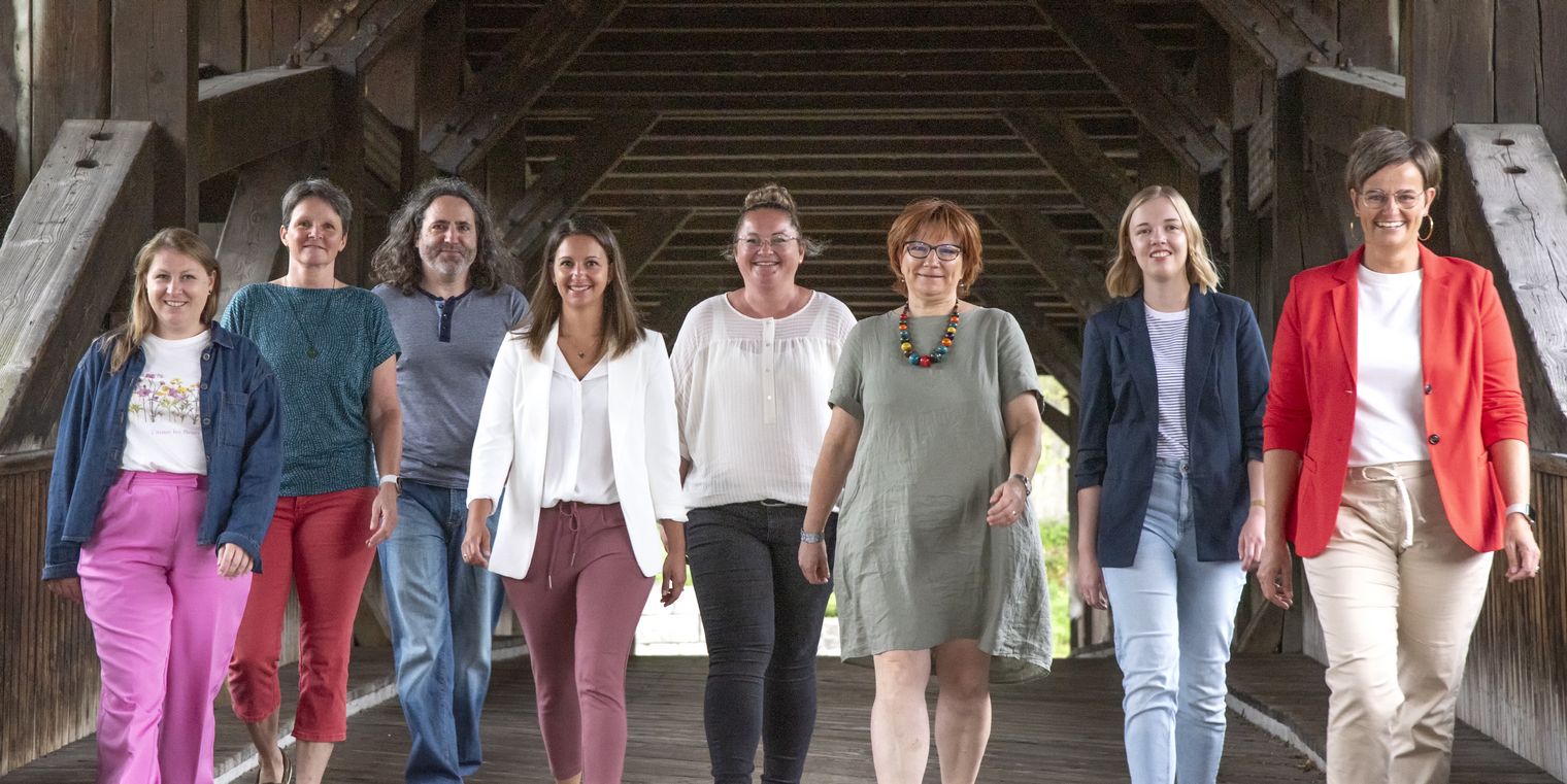 Acht Personen aus dem Team des Zweckverbands "Im Tal der Murg" laufen auf einer Hozbrücke in Richutng des Fotografen.